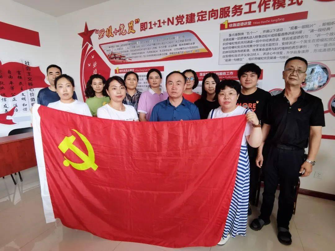救援男孩毕业生